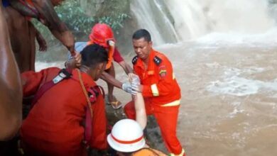 Cuatro turistas pierden la vida al caer desde cascada de 400 pies de altura