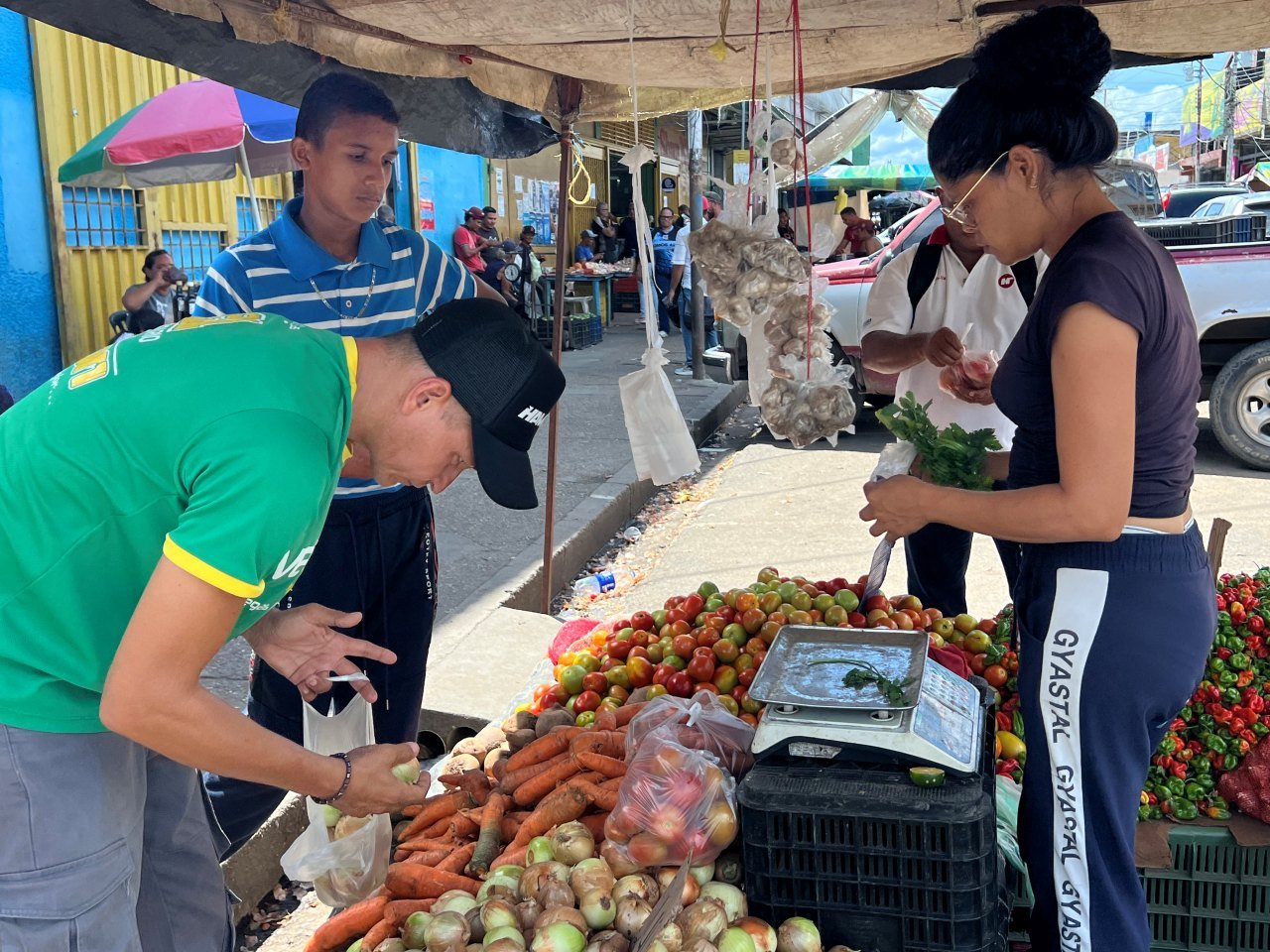 Venezolanos destinan casi la mitad de sus ingresos a comida y transporte