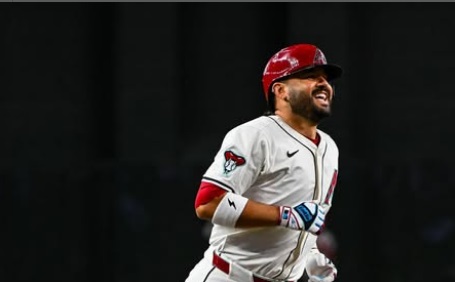 Eugenio Suárez gana el premio Luis Aparicio 2025