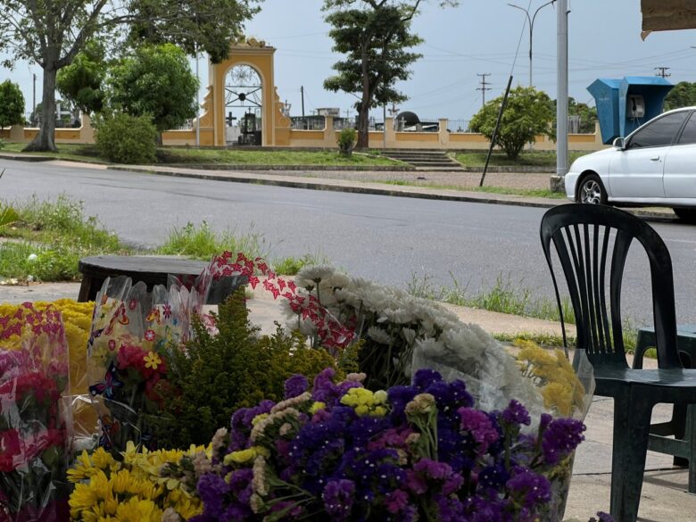 Vendedores de flores listos para la conmemoración de los difuntos