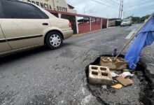 Conductores reportan mega hueco en la calle de Florida en Juanico