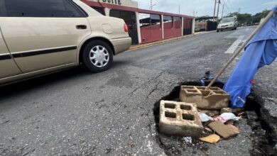 Conductores reportan mega hueco en la calle de Florida en Juanico