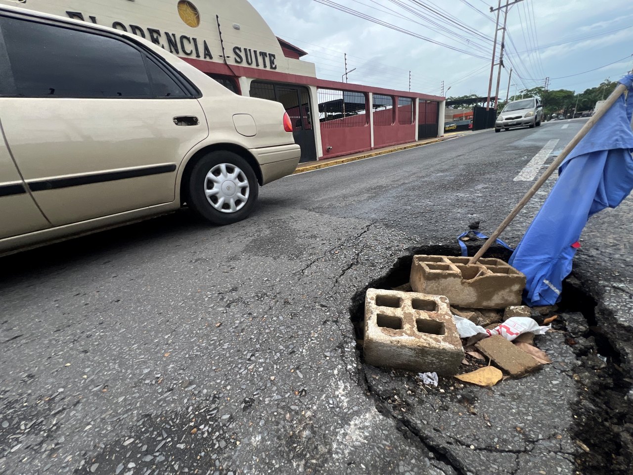 Conductores reportan mega hueco en la calle de Florida en Juanico