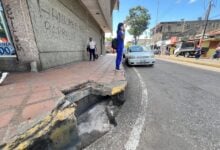 Desagües sin tapas en la avenida Miranda con calle Azcúe es un riesgo para los peatones