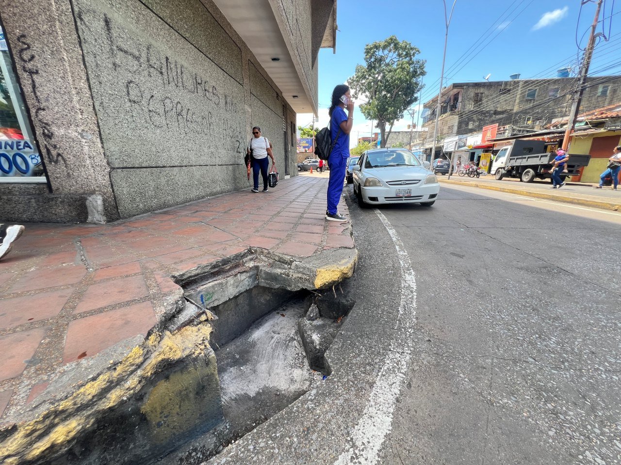 Desagües sin tapas en la avenida Miranda con calle Azcúe es un riesgo para los peatones