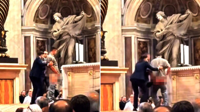 Hombre interrumpe la Santa Misa para profanar el altar de San Pedro.