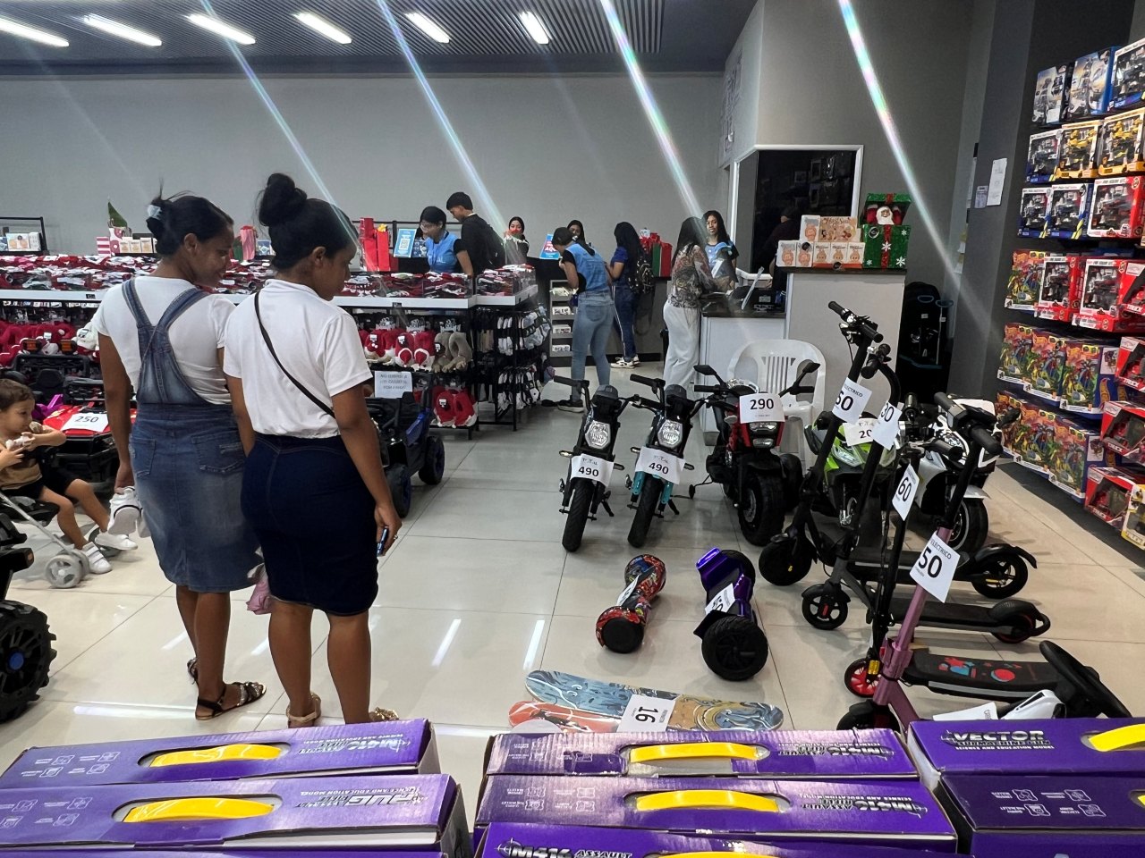 Maturineses aprovechan ofertas de juguetes previniendo alza de precios