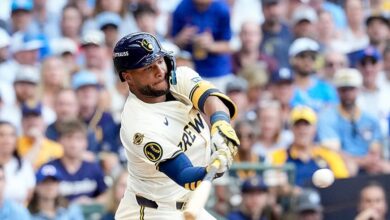 Jackson Chourio conecta tres hits relámpago en el inicio del playoff