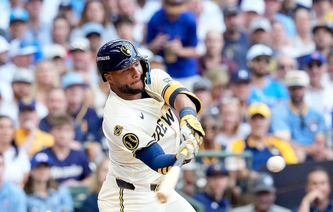 Jackson Chourio conecta tres hits relámpago en el inicio del playoff