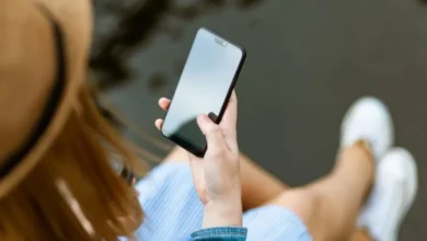 La psicología explica qué revela caminar con el móvil en la mano