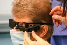 Lanzan implante para reactivar la vista de adultos mayores