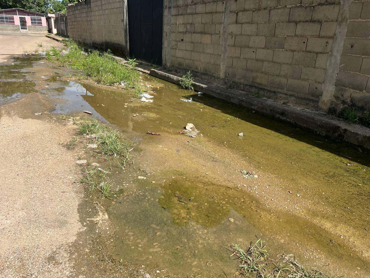 Vecinos del sector Rómulo Betancourt afectados por desborde de aguas blancas.