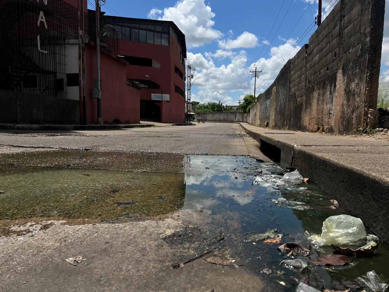 Alrededor de 20 viviendas de La Muralla afectadas por desborde de cloacas