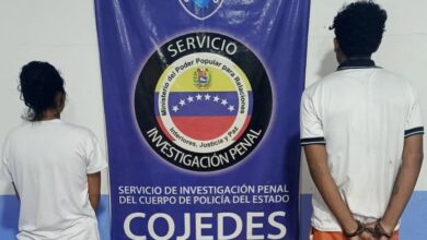 Madre y padrastro detenidos por abusar y maltratar a dos menores de edad