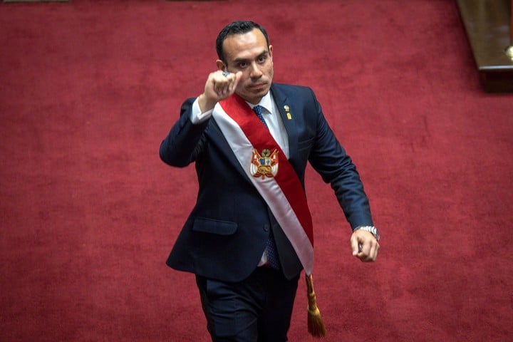 José Jerí asume el cargo de presidente interino de Perú tras la destitución de Dina Boluarte