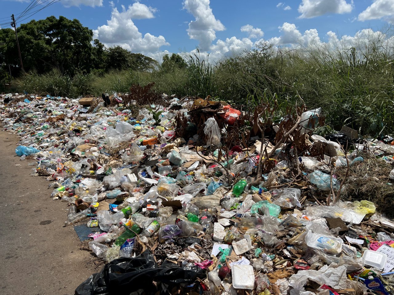 Inconsciencia y fallas del aseo convierten la vía de Paramaconi en un foco de contaminación