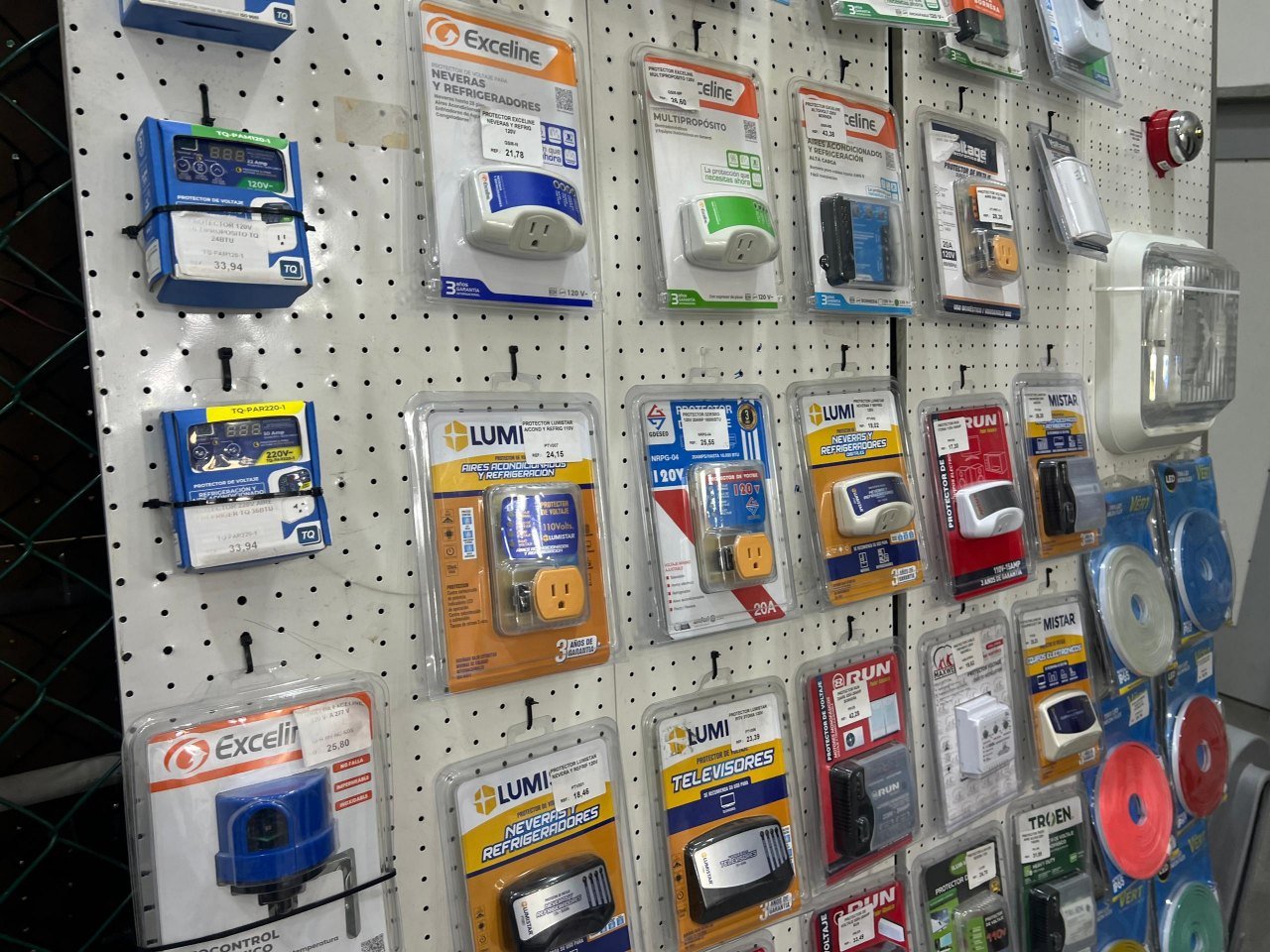 Entre 17 a más de 40 dólares se consiguen los protectores electricos en Maturín