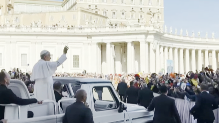 Papa León XIV recorre la Plaza San Pedro y saluda a los miles de venezolanos