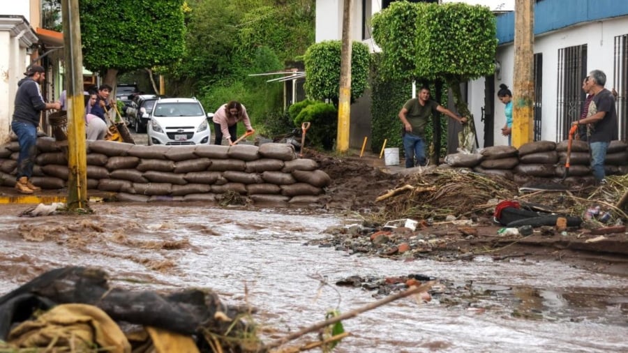 Sube a 24 la cifra de muertos por inundaciones en México