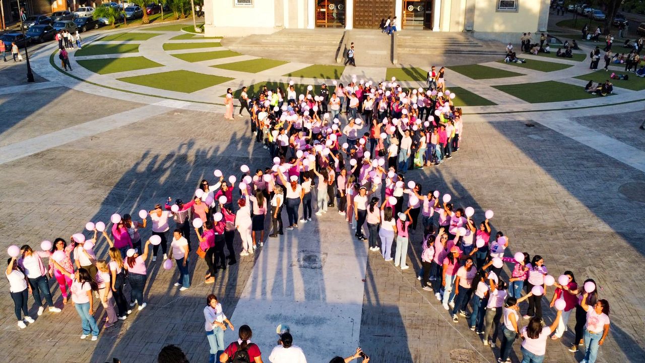 Más de 500 mujeres forman un lazo humano en Maturín por la prevención del cáncer de mama