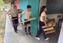 Entregan pupitres a estudiantes de Boquerón como parte de la Consulta Popular de la Juventud