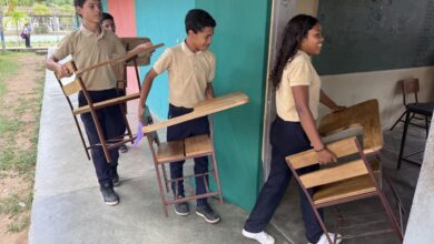 Entregan pupitres a estudiantes de Boquerón como parte de la Consulta Popular de la Juventud