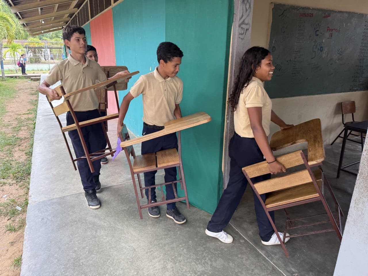Entregan pupitres a estudiantes de Boquerón como parte de la Consulta Popular de la Juventud