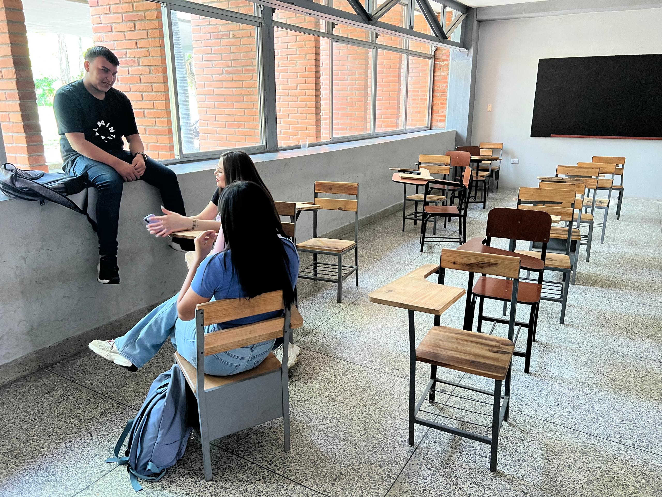 Movimiento estudiantil de la UDO Monagas reporta déficit de más de mil pupitres
