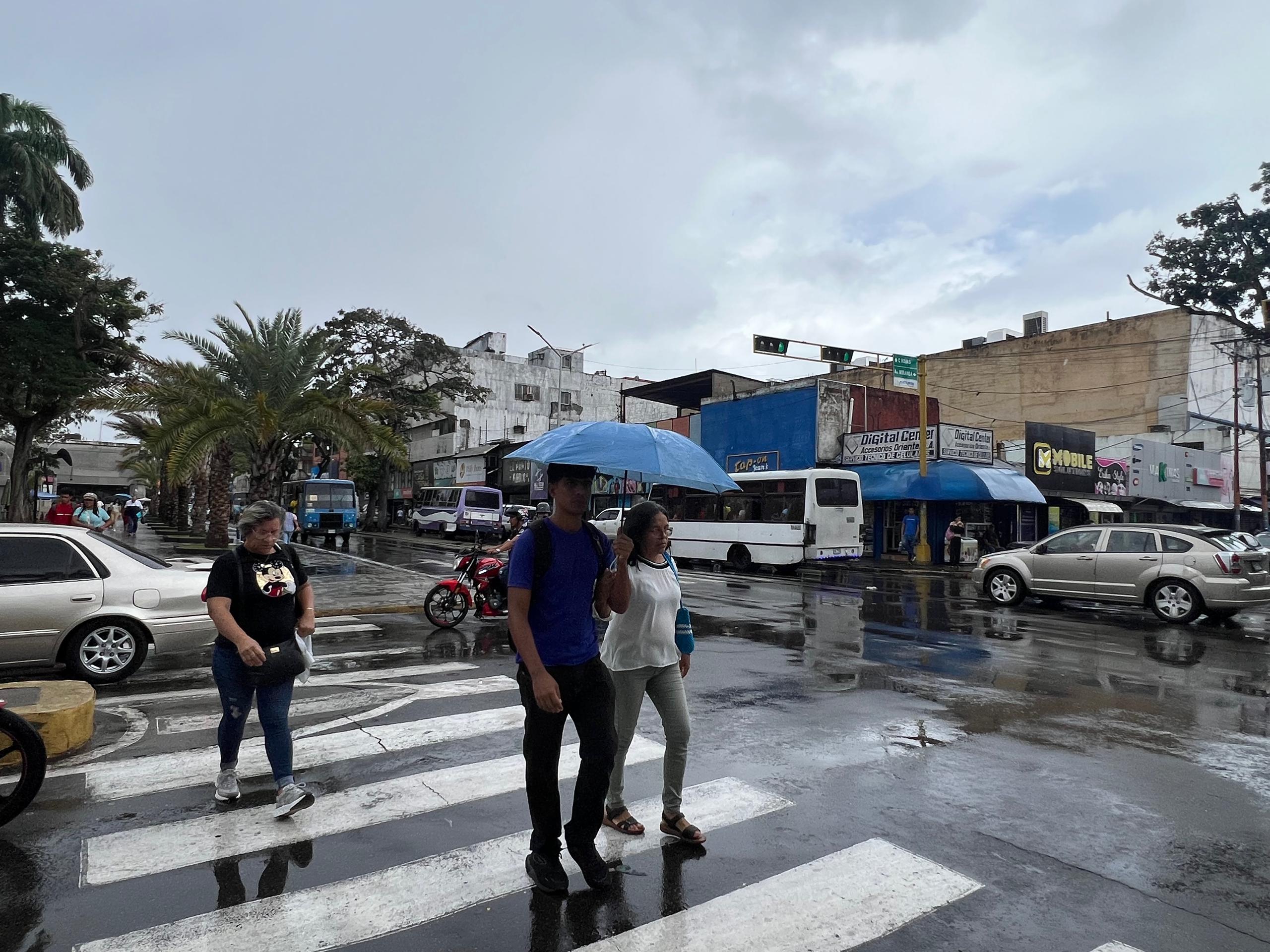 Inameh pronostica lluvias dispersas por la mañana e intensificación con descargas eléctricas por la tarde en Venezuela