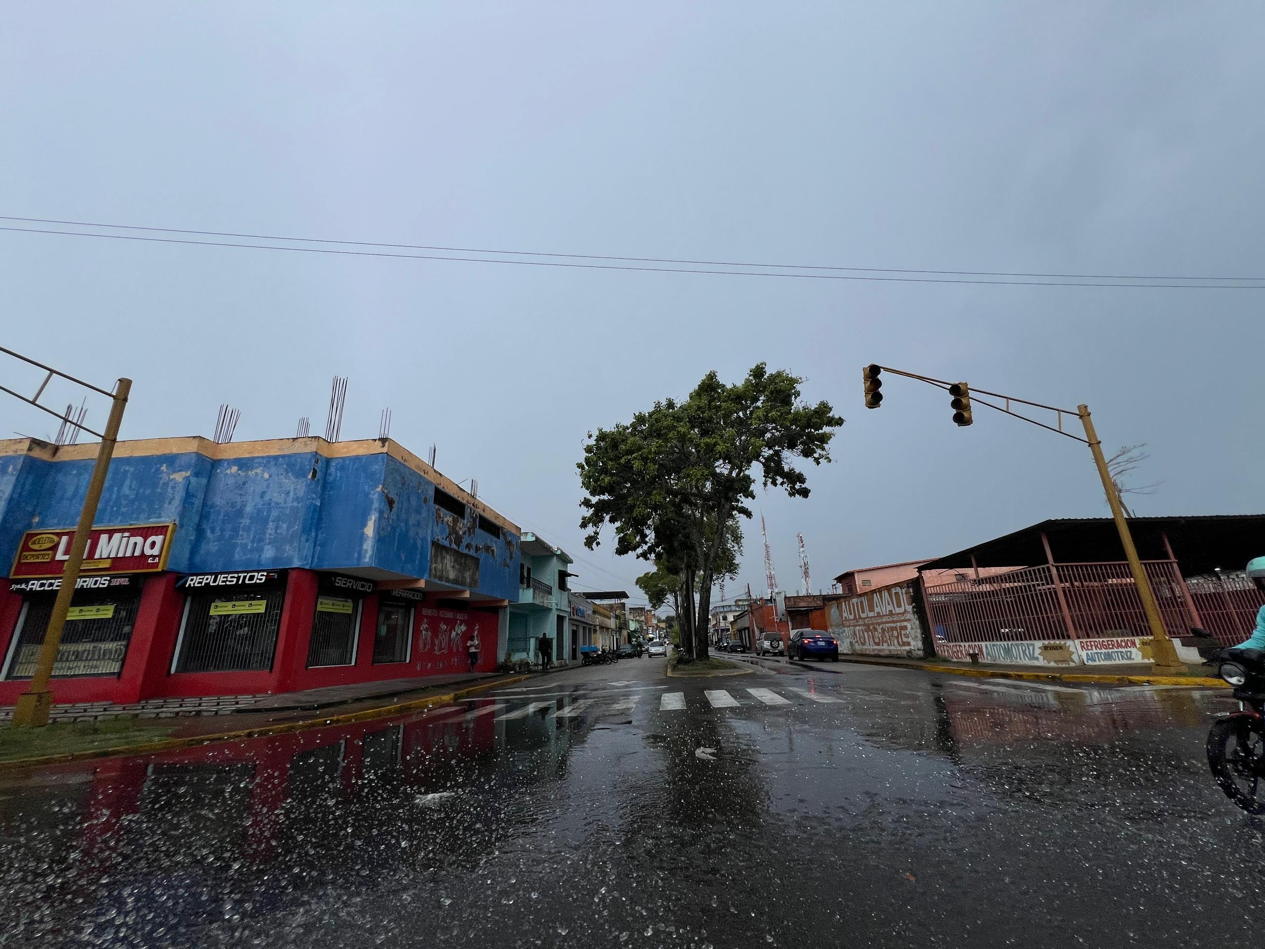 Lluvias de intensidad variable y chubascos afectarán este miércoles varias regiones del país