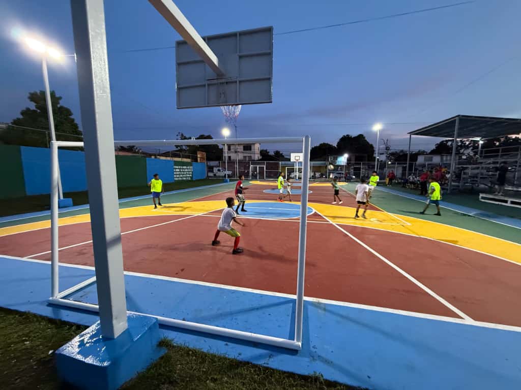 Renovada cancha en Las Cocuizas con alumbrado y techo en las gradas