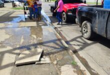 Desborde de cloacas afecta a peatones en la avenida Raúl Leoni