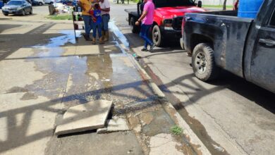 Desborde de cloacas afecta a peatones en la avenida Raúl Leoni