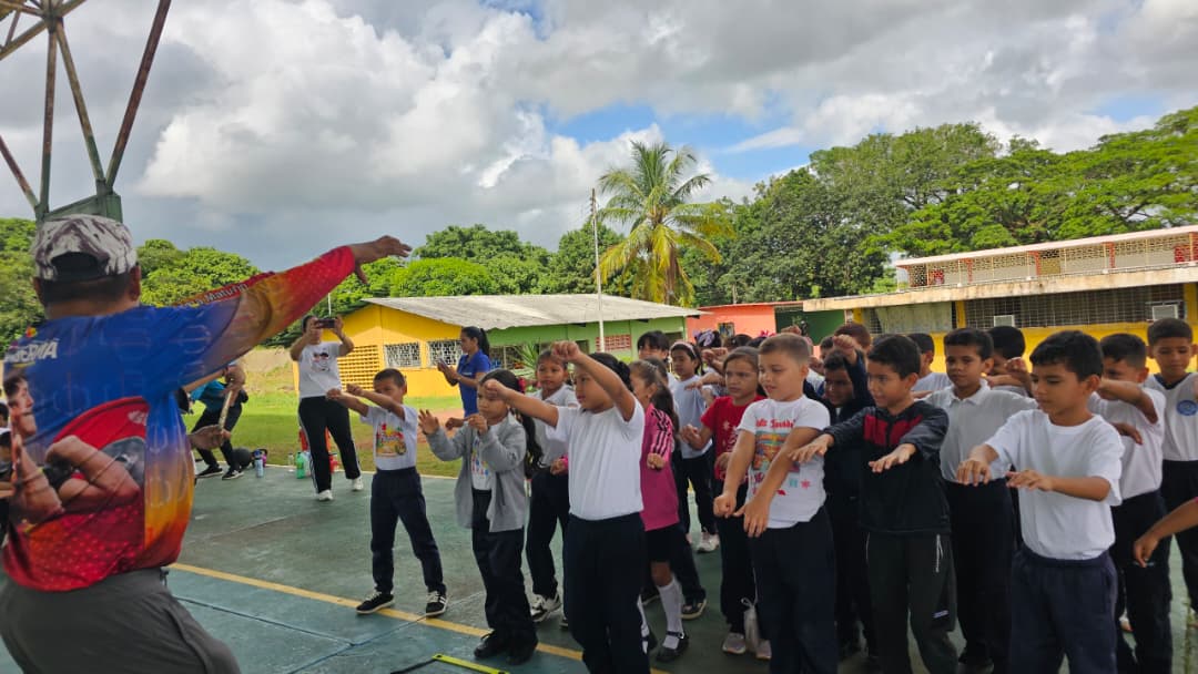 Llevan diversión, deporte y recreación a la escuela Caripe del sector La Cruz
