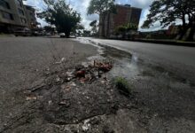Vecinos del edificio El Tama reportan desborde de aguas negras en la avenida Libertador