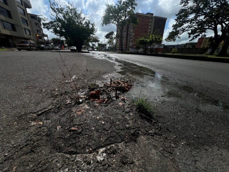 Vecinos del edificio El Tama reportan desborde de aguas negras en la avenida Libertador