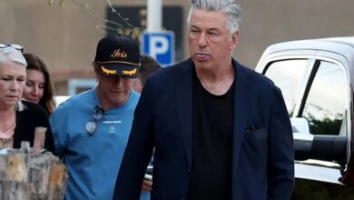 Actor Alec Baldwin y su hermano Stephen estrellan su carro contra un árbol en Nueva York