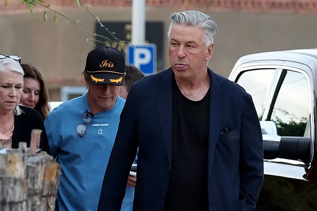 Actor Alec Baldwin y su hermano Stephen estrellan su carro contra un árbol en Nueva York