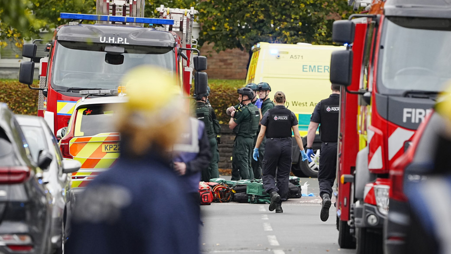 Dos personas mueren en un ataque de atropello y apuñalamiento frente a una sinagoga en Mánchester