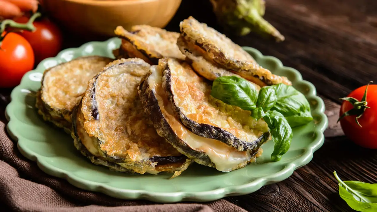 El truco fácil de cocina para que las berenjenas no absorban aceite al freírlas
