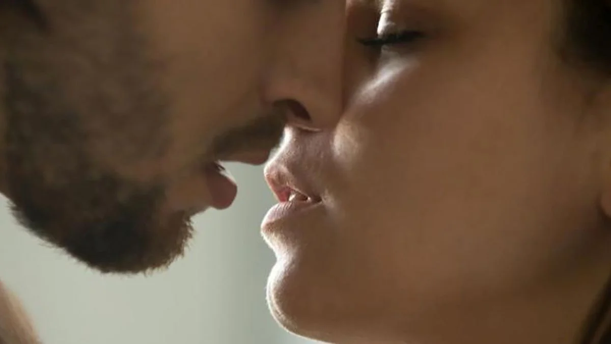 Oxitocina, dopamina y endorfinas, las hormonas que se liberan en un beso y reducen el cortisol