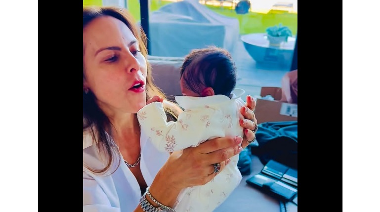 Kate del Castillo desata polémica al presentar a su nueva "hija", una muñeca hiperrealista llamada Lupita