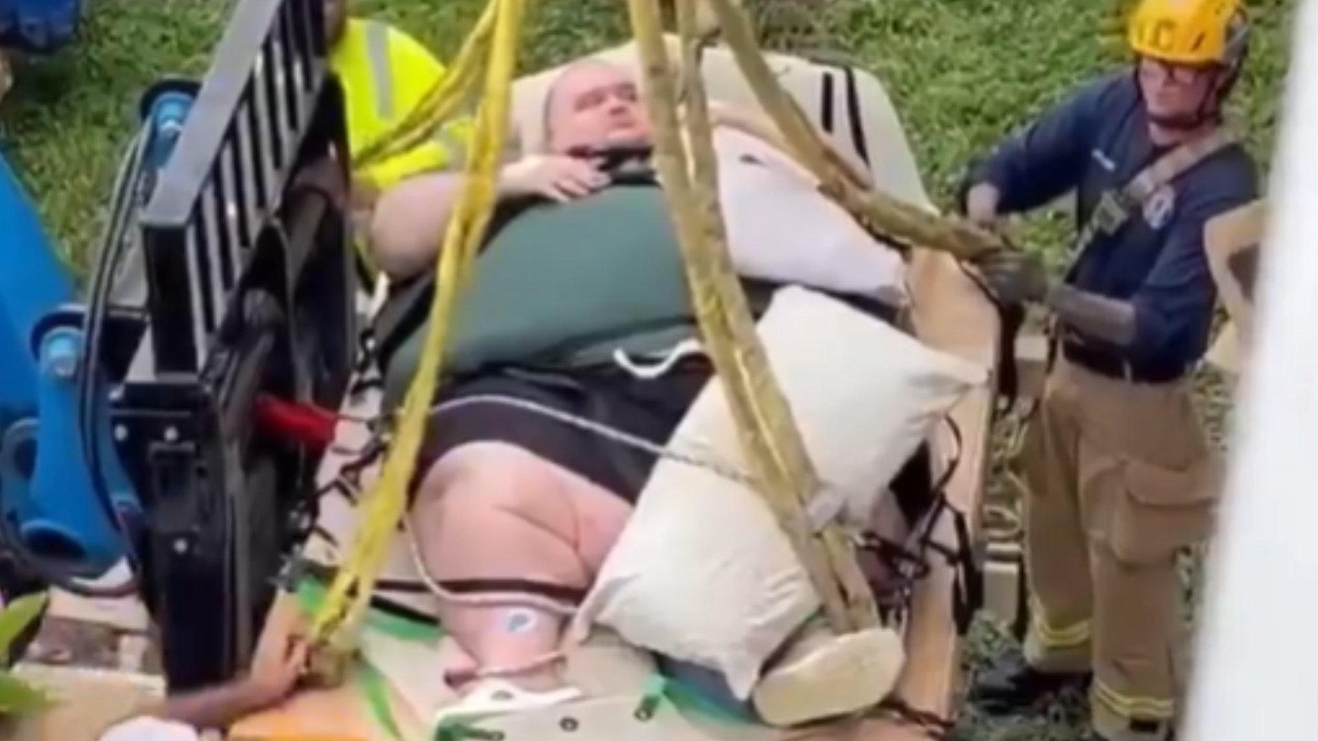 Hombre de 270 kilos rescatado con grúa tras crisis médica en Florida