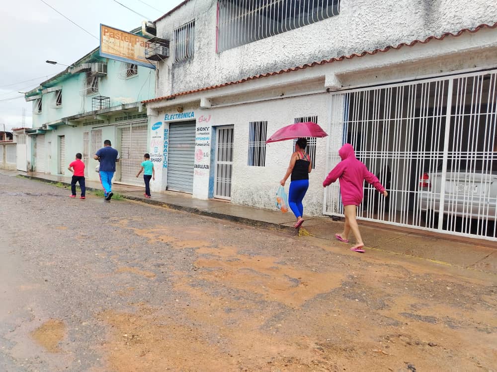 Vecinos de la calle Piar en el sector El Caro claman por asfaltado de las calles.