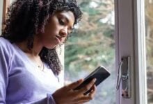 Recibir el primer móvil a los 6 años triplica los retos de salud mental en mujeres, según Sapiens Labs