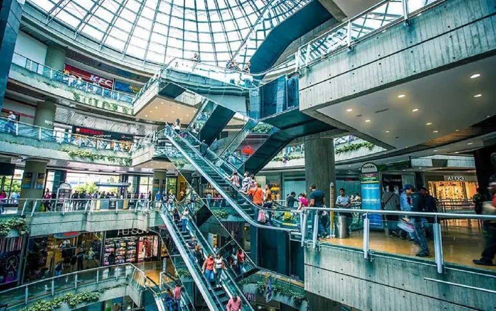 Creadores de contenido deben solicitar permisos para grabar dentro de los centros comerciales en Venezuela