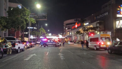 Guayaquil sufre nuevo ataque con coche bomba; policía rastrea los artefactos explosivos cerca de un centro comercial