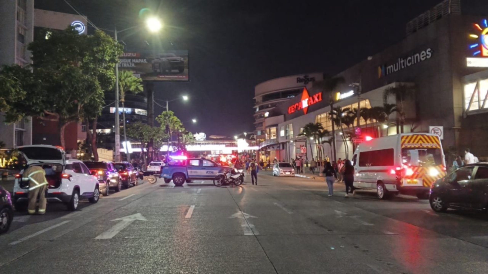 Guayaquil sufre nuevo ataque con coche bomba; policía rastrea los artefactos explosivos cerca de un centro comercial