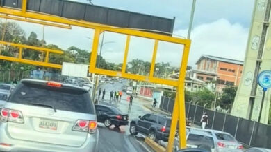 Imágenes muestran cómo el agua paraliza el tráfico tras la rotura de tubería en Miranda