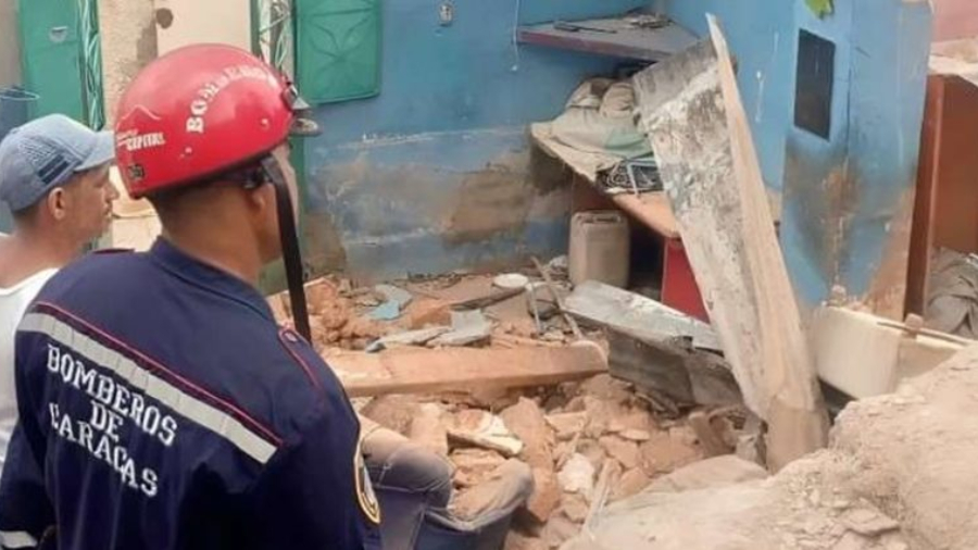 Colapsa vivienda en Caracas por fuertes lluvias